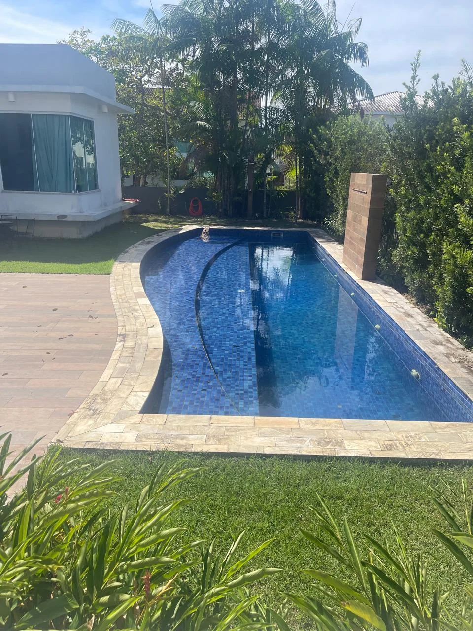 Estado atual da piscina e jardim ao fundo